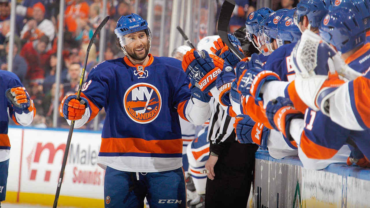 Casey Cizikas scores late goal to give Islanders win over Oilers